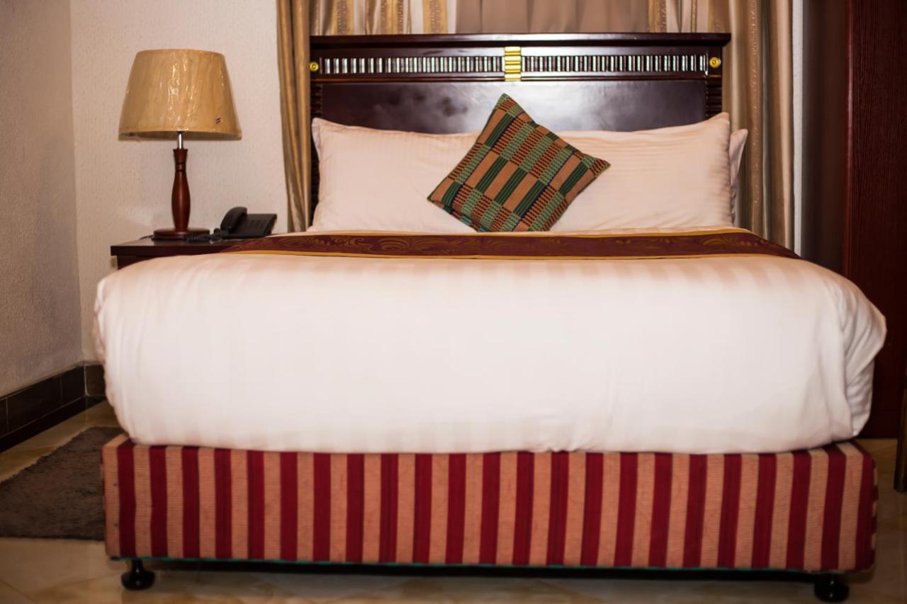 Royal Park Hotel คูมาซี ภายนอก รูปภาพ