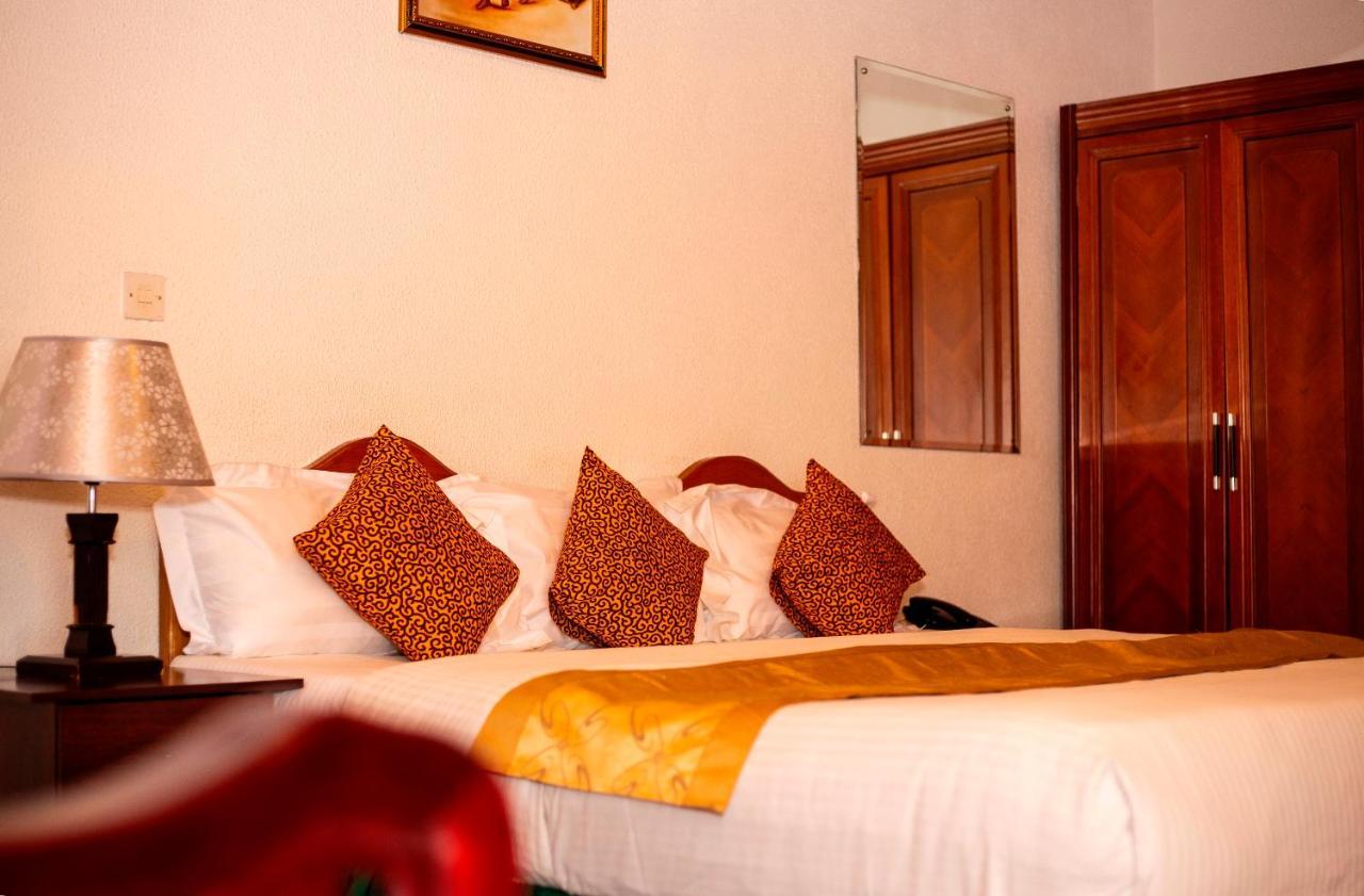 Royal Park Hotel คูมาซี ภายนอก รูปภาพ