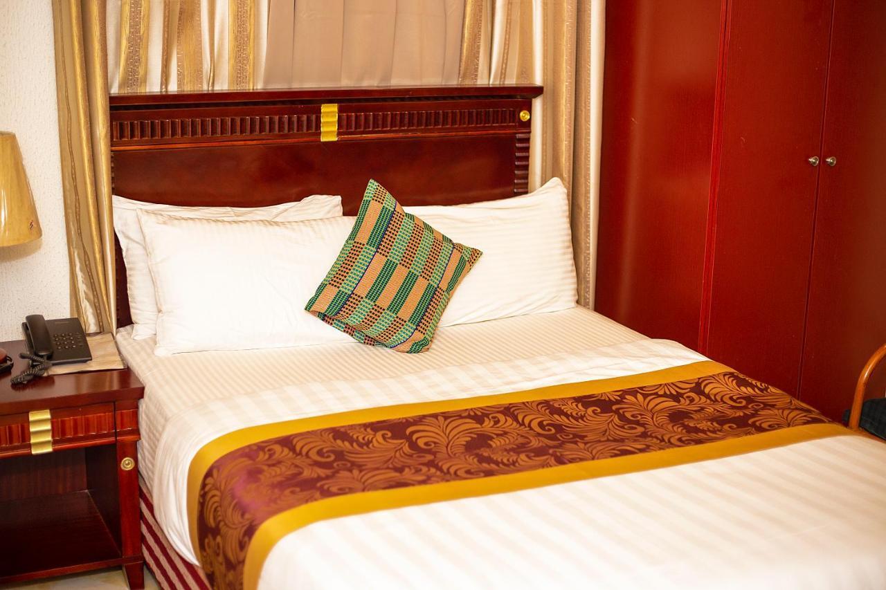 Royal Park Hotel คูมาซี ภายนอก รูปภาพ